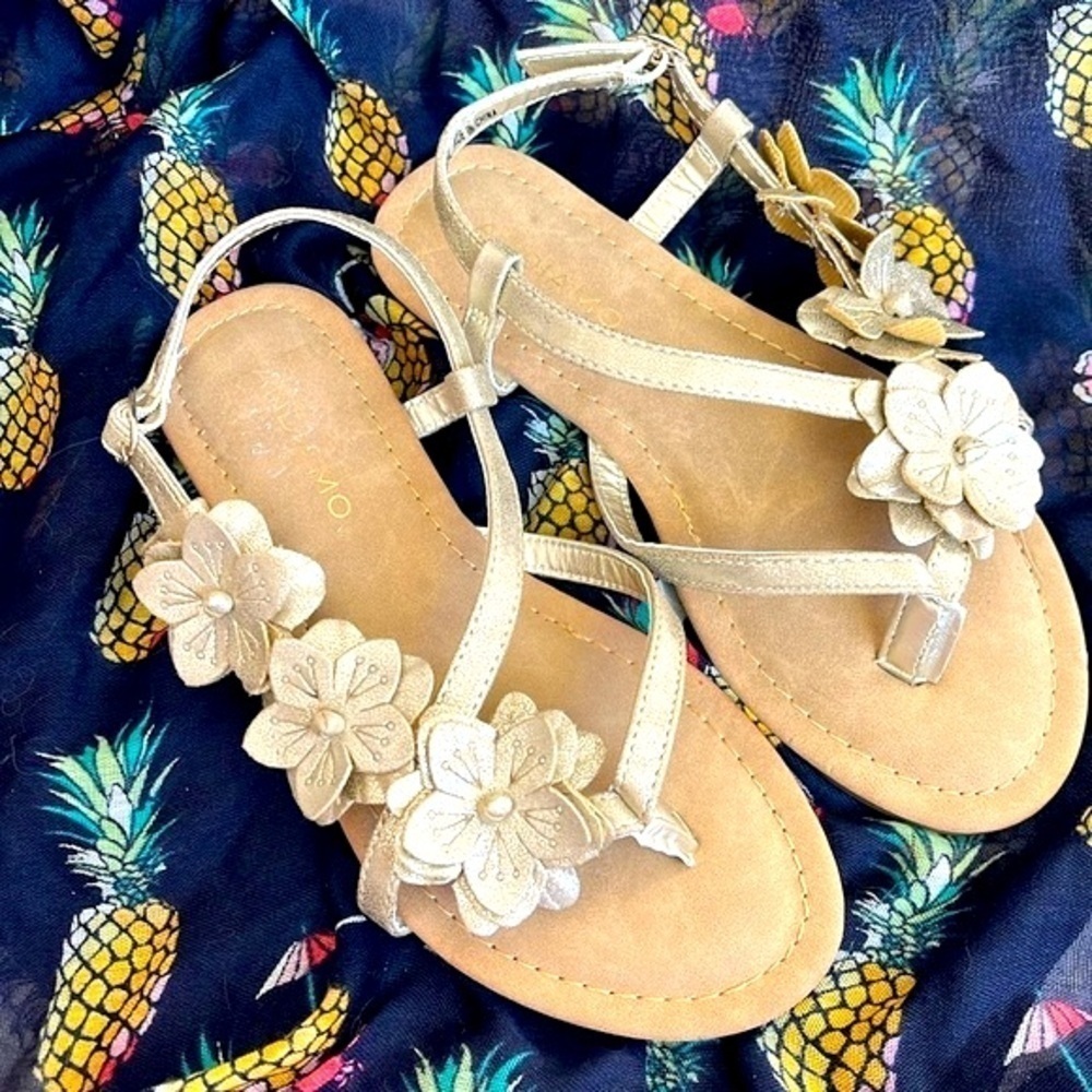 Brand New Andiamo Girls 3D Flowers Pale Gold Tone Metallic Ankle Strap Sandals